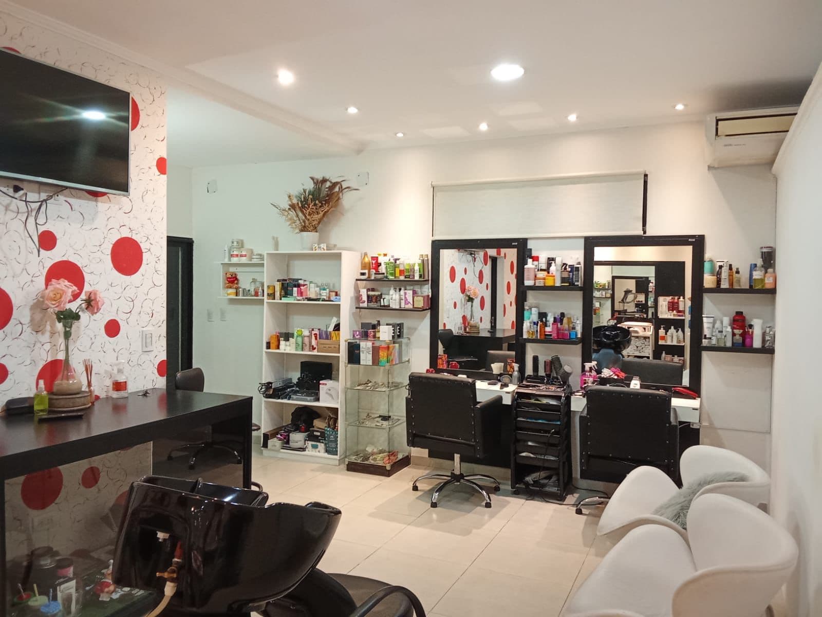 Interior del salón Daniela Glamour en Vera, con estaciones de peinado y luz cálida
